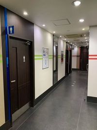カラオケビッグエコー 池袋西口駅前店 《9～10名用》会議・打ち合わせ用ワークルーム【サイズL】の室内の写真