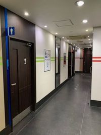 カラオケビッグエコー 池袋西口駅前店 《6名利用》会議・打ち合わせ用ワークルームの室内の写真