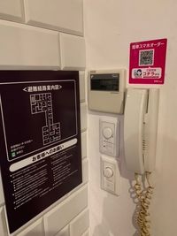 カラオケビッグエコー 池袋西口駅前店 《9～10名用》会議・打ち合わせ用ワークルーム【サイズL】の室内の写真