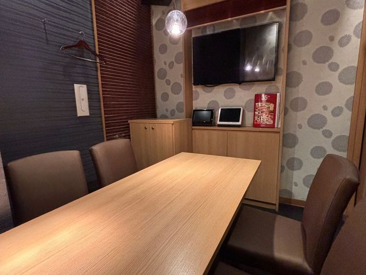 《2～4名用》会議・打ち合わせ用ルーム【サイズS】 - カラオケビッグエコー 名駅４丁目店