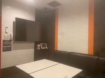 カラオケビッグエコー 高田馬場駅前店 《2～4名用》会議・打ち合わせ用ルーム【サイズS】の室内の写真