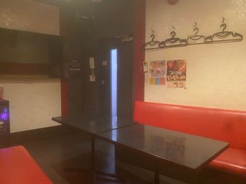 カラオケビッグエコー 高田馬場駅前店 《2～4名用》会議・打ち合わせ用ルーム【サイズS】の室内の写真