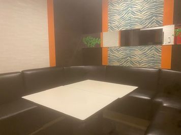 カラオケビッグエコー 高田馬場駅前店 《2～4名用》会議・打ち合わせ用ルーム【サイズS】の室内の写真