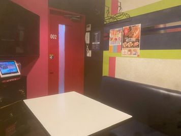 カラオケビッグエコー 高田馬場駅前店 《2～4名用》会議・打ち合わせ用ルーム【サイズS】の室内の写真