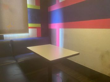カラオケビッグエコー 高田馬場駅前店 《2～4名用》会議・打ち合わせ用ルーム【サイズS】の室内の写真