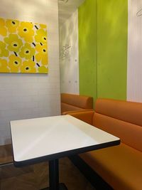 カラオケビッグエコー 渋谷ｾﾝﾀｰ街本店 《5～8名用》会議・打ち合わせ用ルーム【サイズM】の室内の写真