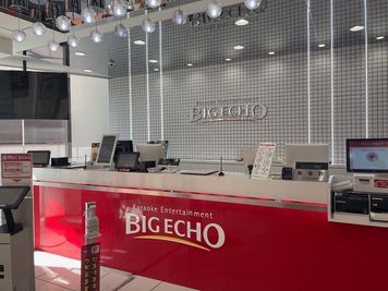 カラオケビッグエコー 渋谷ｾﾝﾀｰ街本店 《5～8名用》会議・打ち合わせ用ルーム【サイズM】の室内の写真