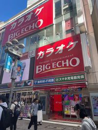 カラオケビッグエコー 渋谷ｾﾝﾀｰ街本店 《5～8名用》会議・打ち合わせ用ルーム【サイズM】の室内の写真