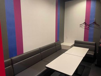《1名用》【テレワークに最適👩‍💻】電源/Wi-Fi完備/ソフトドリンク飲み放題付き☕️の完全個室！ - カラオケビッグエコー 海浜幕張店