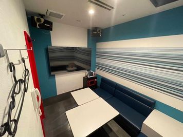 カラオケビッグエコー 海浜幕張店 《5～8名用》会議・打ち合わせ用ルーム【サイズM】の室内の写真