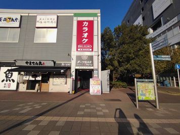 カラオケビッグエコー 海浜幕張店 《9～10名用》会議・打ち合わせ用ワークルーム【サイズL】の室内の写真