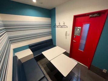カラオケビッグエコー 海浜幕張店 《9～10名用》会議・打ち合わせ用ワークルーム【サイズL】の室内の写真