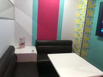 《1名用》【テレワークに最適👩‍💻】電源/Wi-Fi完備/ソフトドリンク飲み放題付き☕️の完全個室！ - カラオケビッグエコー 綱島店