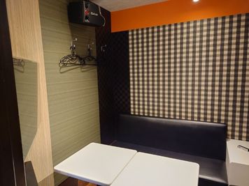 カラオケビッグエコー 渋谷道玄坂店 《2～4名用》会議・打ち合わせ用ルーム【サイズS】の室内の写真