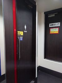 カラオケビッグエコー 渋谷道玄坂店 《2～4名用》会議・打ち合わせ用ルーム【サイズS】の室内の写真