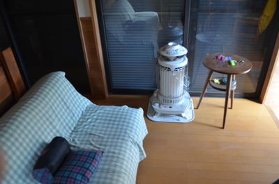 １階のソファーとストーブ - 里山小屋 （クラインガルテン）の設備の写真