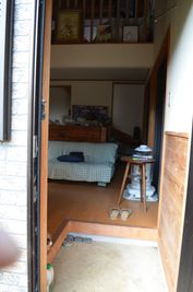 小屋玄関を開けたら１２畳 - 里山小屋 （クラインガルテン）の入口の写真