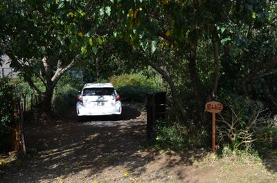 門は狭いので車入れ注意 - 里山小屋 （クラインガルテン）の入口の写真