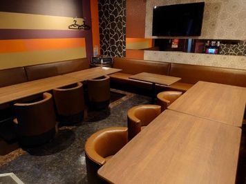 カラオケビッグエコー 渋谷道玄坂店 《9～10名用》会議・打ち合わせ用ワークルーム【サイズL】の室内の写真