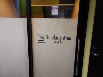 カラオケビッグエコー 渋谷道玄坂店 《9～10名用》会議・打ち合わせ用ワークルーム【サイズL】の室内の写真