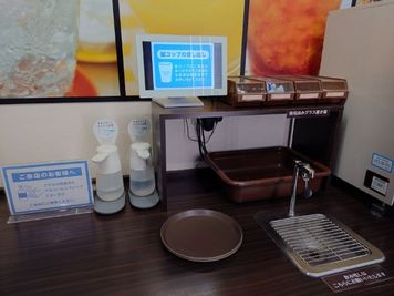 カラオケビッグエコー 渋谷道玄坂店 《9～10名用》会議・打ち合わせ用ワークルーム【サイズL】の室内の写真
