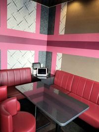 カラオケビッグエコー 中野通り店 《2～4名用》会議・打ち合わせ用ルーム【サイズS】の室内の写真