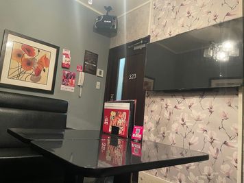 カラオケビッグエコー 梅田中央店 《5～8名用》会議・打ち合わせ用ルーム【サイズM】の室内の写真