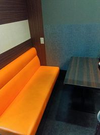 カラオケビッグエコー 五反田西口店 《2～4名用》会議・打ち合わせ用ルーム【サイズS】の室内の写真