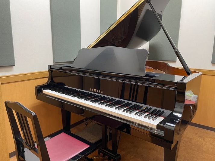 グランドピアノ - ヤマハミュージックリテイリング　河渡総合センター グランドピアノ・S2番教室の室内の写真