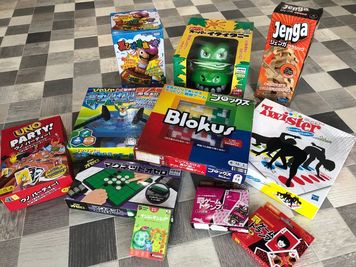 【パーティーゲームグッズ】
※貸出品について、破損・汚損が相次いで起きたため、現在、貸出を中止しております。

充実したパーティーゲームグッズも完備。 - ラッシュグリーン野田 【一日一組 限定】レンタルハウス(ルーム)の設備の写真