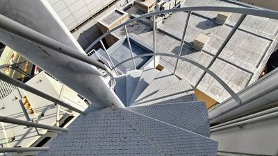 らせん階段 - 【大阪･梅田】天しもビル屋上レンタル撮影スタジオ 屋上レンタルスペース【コスプレ写真プラン】の室内の写真
