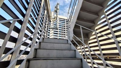 屋上の非常階段 - 【大阪･梅田】天しもビル屋上レンタル撮影スタジオ 屋上レンタルスペース【コスプレ写真プラン】の室内の写真