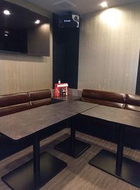カラオケビッグエコー 静岡南口駅前店 《9～10名用》会議・打ち合わせ用ワークルーム【サイズL】の室内の写真