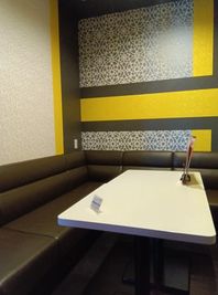 カラオケビッグエコー 静岡南口駅前店 《2～4名用》会議・打ち合わせ用ルーム【サイズS】の室内の写真