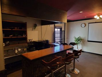 Mスペース寄居 貸し切りカフェやバーのように使えます。プロジェクター・Wi-Fiの室内の写真