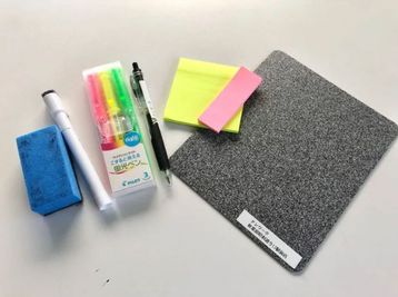 カラオケビッグエコー 秋葉原昭和通口店 《2～4名用》会議・打ち合わせ用ルーム【サイズS】の室内の写真
