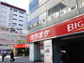 カラオケビッグエコー 秋葉原昭和通口店 《5～8名用》会議・打ち合わせ用ルーム【サイズM】の室内の写真