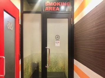 カラオケビッグエコー 秋葉原昭和通口店 《5～8名用》会議・打ち合わせ用ルーム【サイズM】の室内の写真