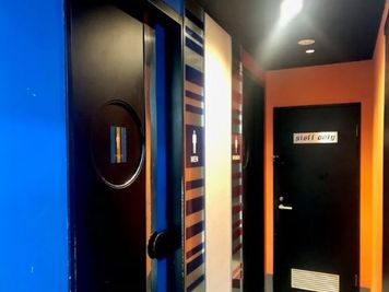 カラオケビッグエコー 秋葉原昭和通口店 《5～8名用》会議・打ち合わせ用ルーム【サイズM】の室内の写真