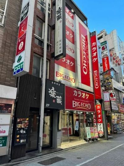 《2～4名用》会議・打ち合わせ用ルーム【サイズS】 - カラオケビッグエコー 新宿東口駅前店