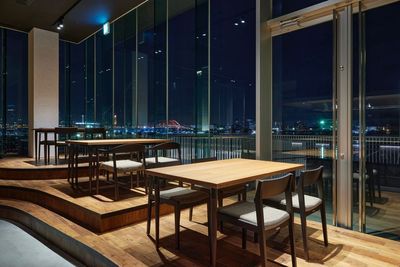 夜には神戸港の夜景が目の前に広がります。 - Sincro（シンクロ） 神戸港一望できる、オープンキッチン付き会場の室内の写真