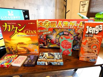 ボードゲーム多数！！（人生ゲーム、カタン、ジェンガ、トランプ、UNO、人狼DX、犯人は踊る、たった今考えたプロポーズの言葉を君に捧ぐよ） - みんなの秘密基地『レイズ（Rays）』 大宮レンタルスペース『レイズ（Rays）』の設備の写真