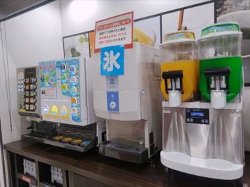カラオケビッグエコー 門前仲町駅前店 《2～4名用》会議・打ち合わせ用ルーム【サイズS】の室内の写真