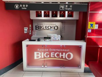 カラオケビッグエコー 新横浜駅前店 《1名用》テレワークルームの入口の写真