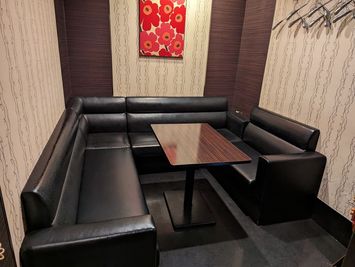 《1名用》【テレワークに最適👩‍💻】電源/Wi-Fi完備/ソフトドリンク飲み放題付き☕️の完全個室！ - カラオケビッグエコー 赤坂見附本店