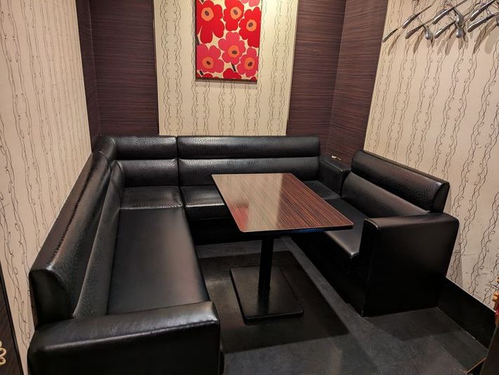 カラオケビッグエコー 赤坂見附本店 《5～8名用》会議・打ち合わせ用ルーム【サイズM】の室内の写真