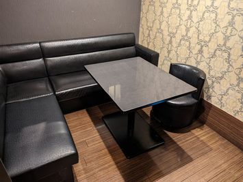 カラオケビッグエコー 赤坂見附本店 《5～8名用》会議・打ち合わせ用ルーム【サイズM】の室内の写真