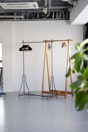 ハンガーラック　※3台あります - studio akegure 自然光＆ストロボで思いのままに撮れる! リバーサイド撮影スタジオの設備の写真