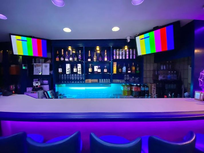 BAR貸切、最新カラオケ、梅田堂山町 - バー貸出スペースXOXO