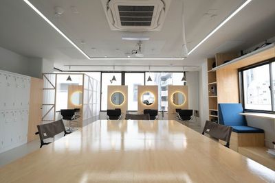 お客様用ロッカー、広々としたワークスペースも◎ - ATELIER 【1名利用】ATELIER　レンタルサロンの室内の写真